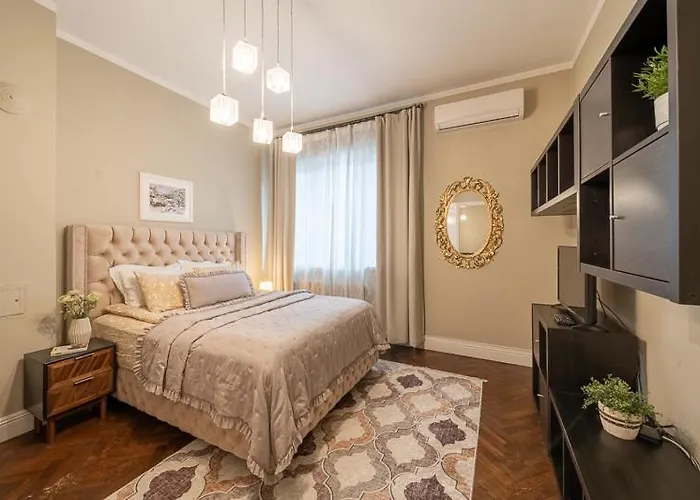 3 Bdr - Top Center Artistic Apartment - 115 M2